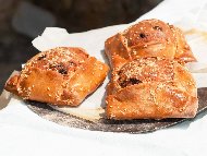 Флауна (flaounes) – традиционен гръцки десерт с грис